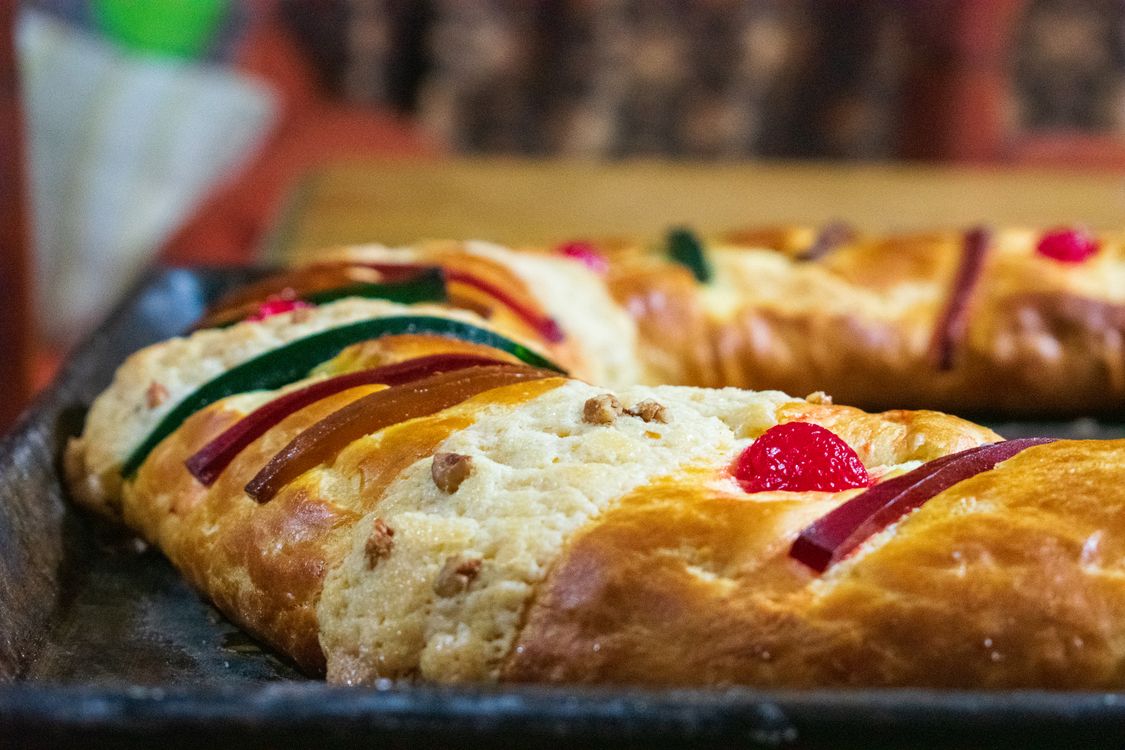 Roscón de Reyes con fruta escarchada listo para el 6 de enero