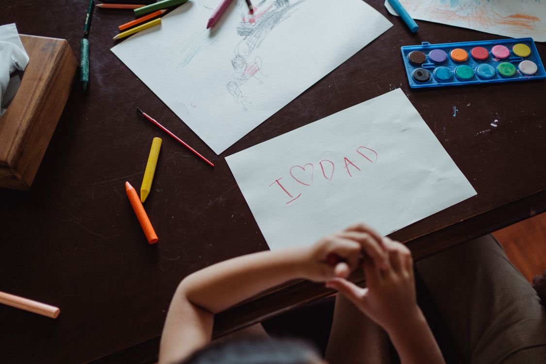 Padre e hijo construyendo juntos con bloques de colores