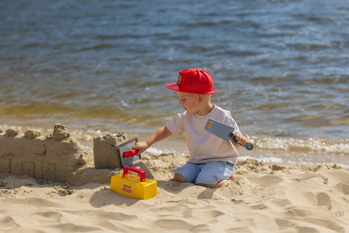 Niños jugando en la playa durante las vacaciones de verano
